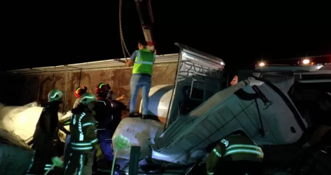 Kuzey Marmara Otoyolu’nda yem yüklü TIR devrildi: 2 ölü
