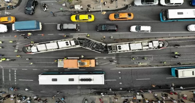 Laleli’de tramvay ile tur  otobüsü çarpıştı
