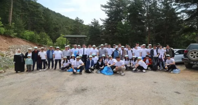 Lise öğrencileri ormanlık alanda atık topladı
