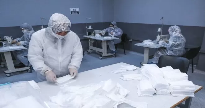 Lisede cerrahi maske makinesi ile günde 100 bin cerrahi maske üretiliyor
