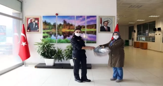 Liseli öğrencilerden polislere siperlik desteği
