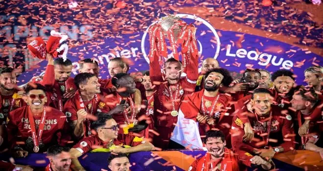 Liverpool şampiyonluk kupasını kaldırdı

