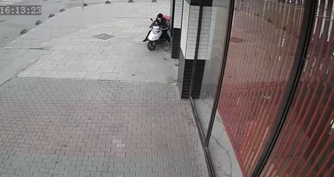 Lokantanın önünden motosikleti böyle çaldı
