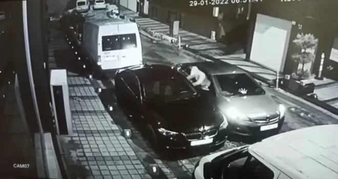 Lüks araçtan dijital konsolu çalan hırsızlar kamerada
