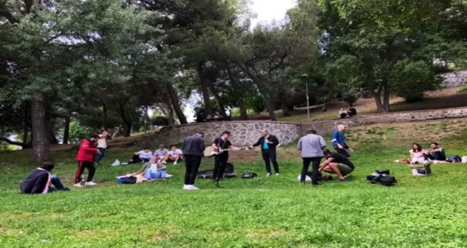 Maçka Parkı’nda korona virüsü hiçe sayarak açık hava konseri verdiler
