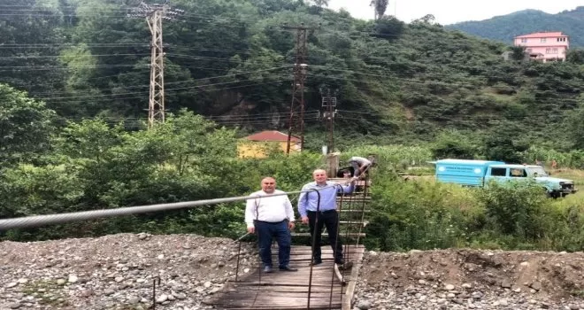 Mahalle sakinleri tarafından yıllar önce yapılan asma köprü onarılıyor
