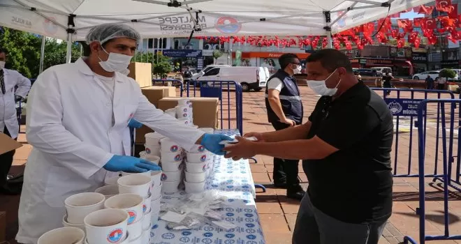 Maltepe’de 15 bin kişiye aşure dağıtıldı
