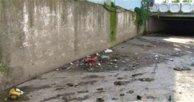 Maltepe’de Çamaşırcı Deresi’nin lağım kokusu ve çöpü esnafı vurdu
