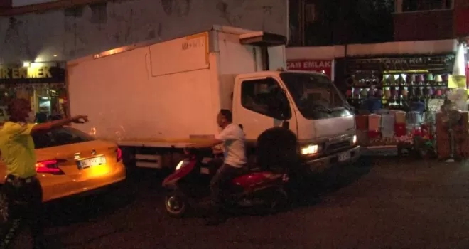 Maltepe’de freni boşalan kamyon araçlara çarptı: 2 yaralı
