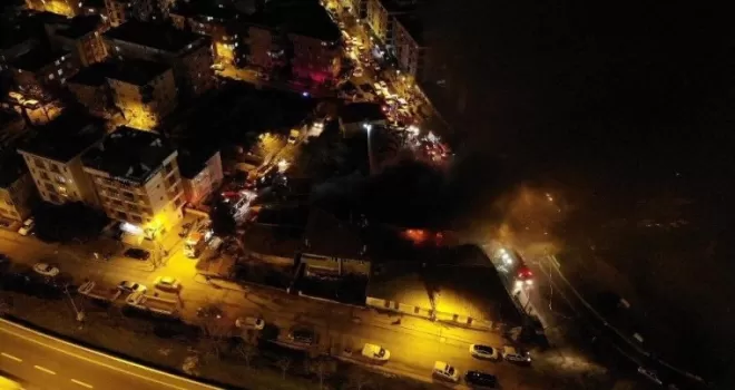 Maltepe’de hurdalık alanda çıkan yangın havadan görüntülendi
