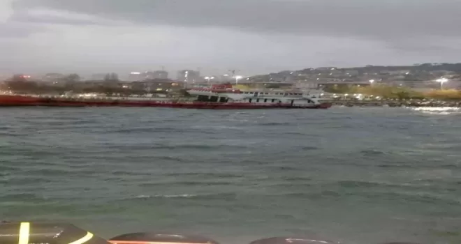 Maltepe’de lodos nedeniyle gemi karaya oturdu
