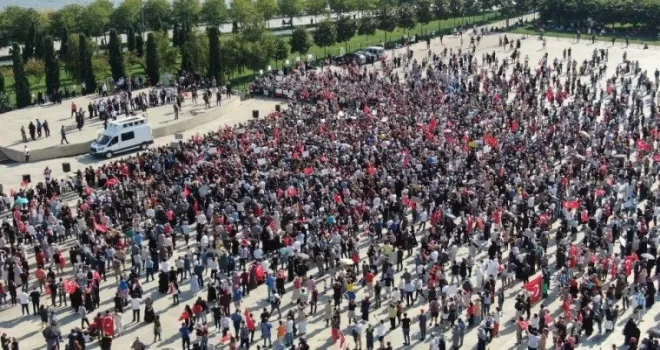 Maltepe’de mesafesiz aşı karşıtı mitinge beklenen kalabalığı toplayamadılar
