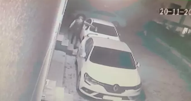 Maltepe’de park halindeki otomobile boya sökücü döküp kaçtı
