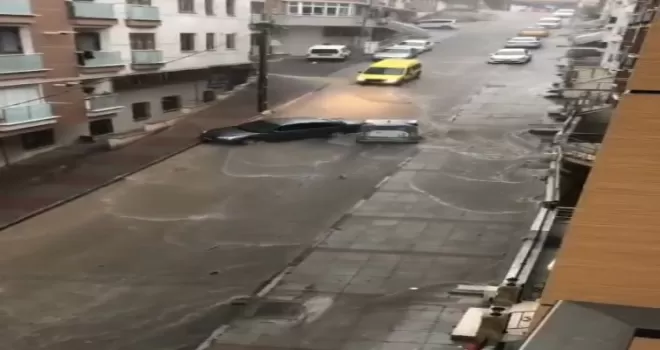 Maltepe’de selde sürüklenen araç kamerada
