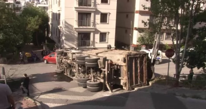 Maltepe’de virajı dönen kamyon yola devrildi
