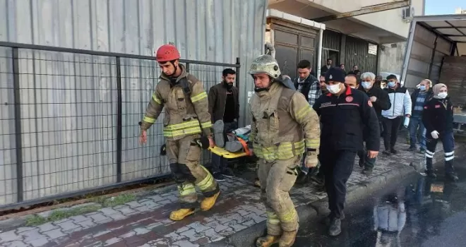 Malzeme indirirken iki aracın arasında kaldı
