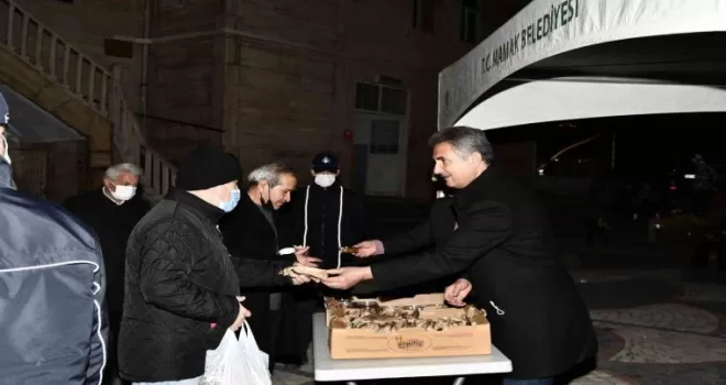 Mamak Belediye Başkanı Köse, kandil simidi dağıttı
