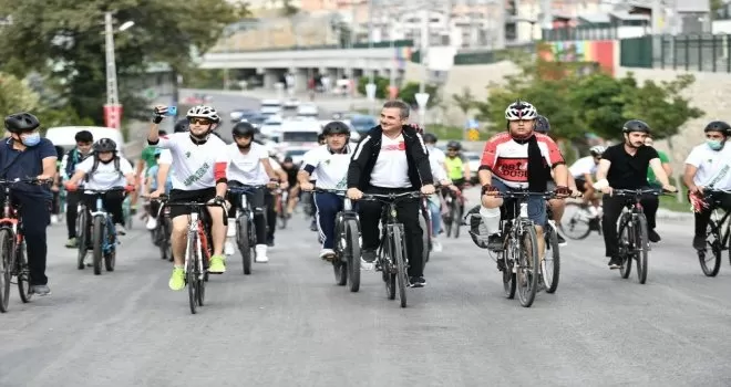 Mamak pedal çeviriyor
