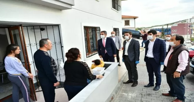 Mamak’ta gençlerden ailelere yemek dağıtımı

