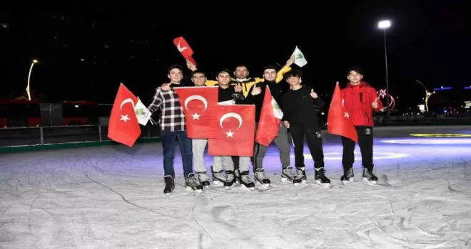 Mamak’taki buz pateni salonu hizmete açıldı
