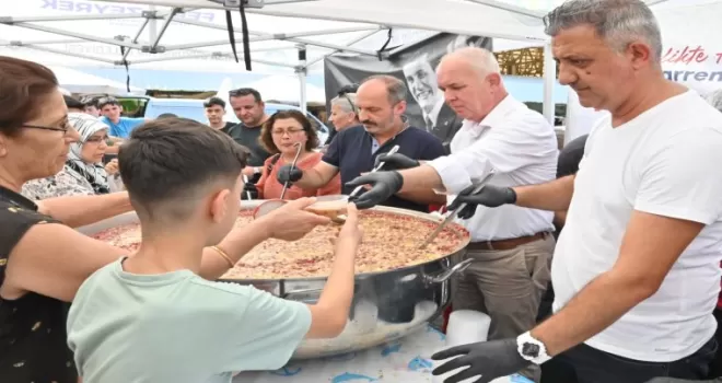 Manisa’da geleneksel aşure dağıtımı devam ediyor