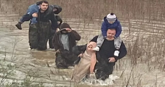Manisa’da selde mahsur kalanları itfaiye kurtardı