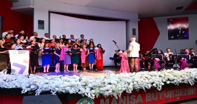 Manisa’da “Türkü Gibi Şarkılar” ayakta alkışlandı