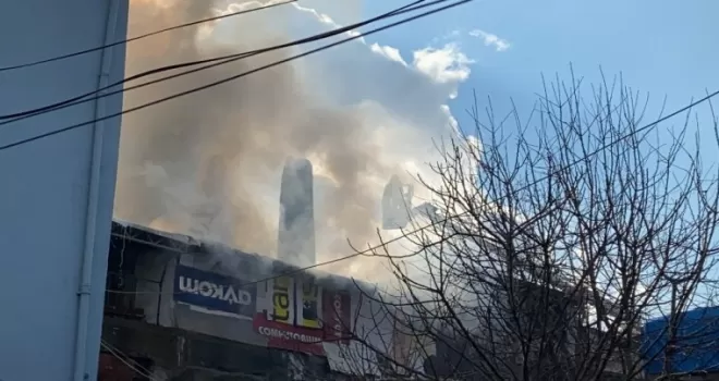Marangoz atölyesinde yangın çıktı, dumanlar gökyüzünü kapladı
