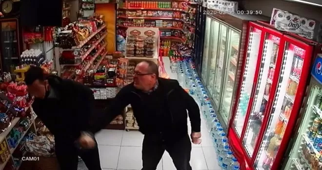 Market sahibinin hırsızları tekme tokat döverek dışarı attığı anlar kamerada
