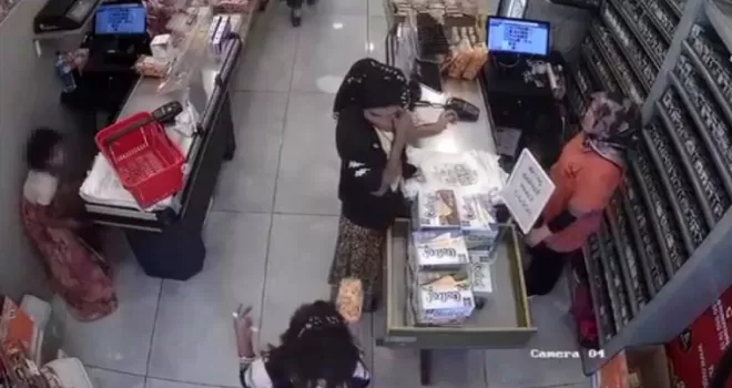 Marketten çanta çalan çocuk hırsız kamerada
