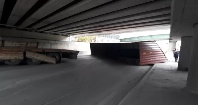 Marmaray köprüsüne çarpan tırın dorsesi yan yattı
