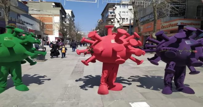 Maskelilere kırmızı gül, maskesizlere kırmızı kart
