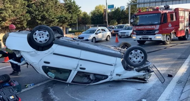 Maslak’ta servis aracına çarpan otomobil takla attı: 2 yaralı
