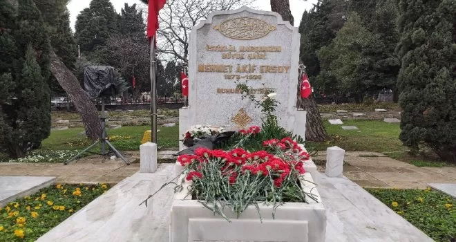 Mehmet Akif Ersoy mezarı başında dualarla anıldı
