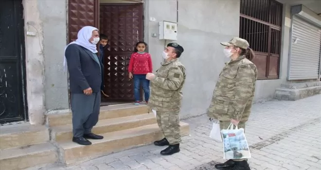 Mehmetçikten evinden çıkamayan vatandaşlara yardım
