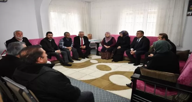 Memduh Büyükkılıç şehit ailelerinin yanında