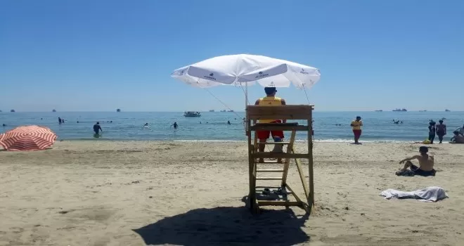 Menekşe Plajı’nda denizin tadını çıkardılar

