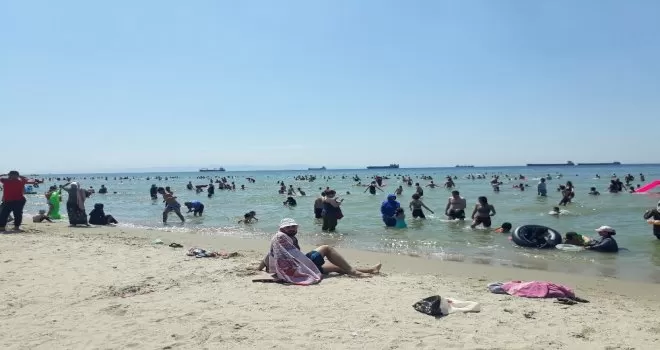 Menekşe plajında bayram yoğunluğu
