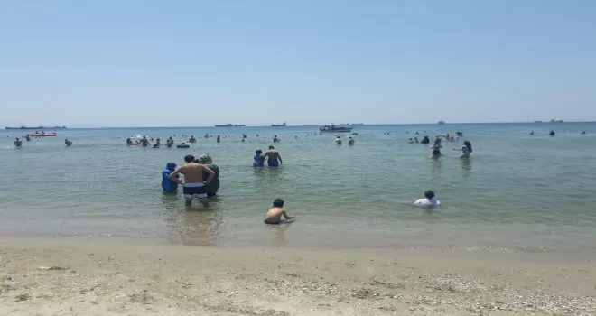 Menekşe Sahili’nde sosyal mesafe unutuldu
