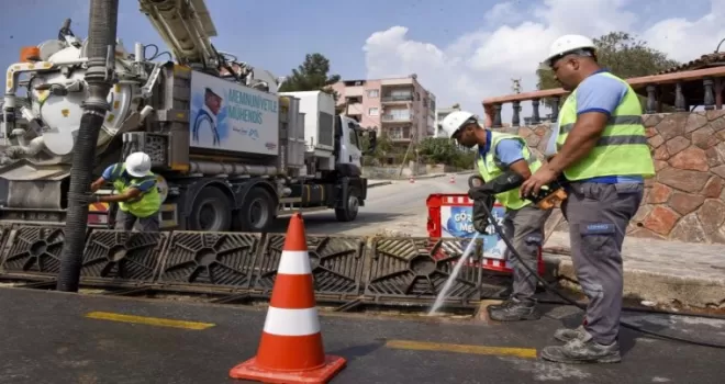 Mersin’de taşkınlara karşı 7/24 temizlik mesaisi
