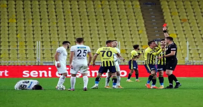 Mert Hakan kırmızı kart gördü
