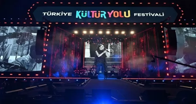 Merve Özbey Nevşehir’i salladı