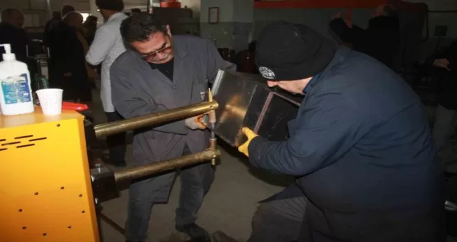 Meslek Lisesi öğrencileri depremzedeler için soba üretiyor
