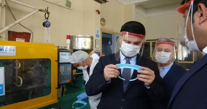 Meslek lisesinde günde 10 bin siperlik maske üretme gururu
