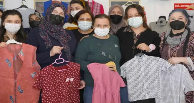 Meslek öğrenen kadınlardan kimsesiz çocuklara yılbaşı hediyesi
