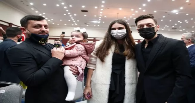 Mesut Özil, ailesiyle beraber tören alanına geldi
