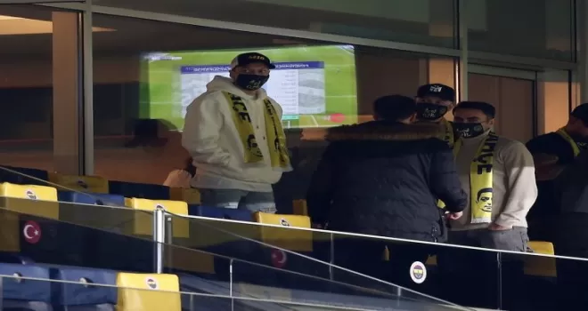 Mesut Özil tribünde
