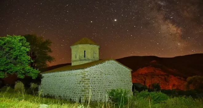 Meteor yağmurunu 670 yıllık tarihi yapıda izlediler
