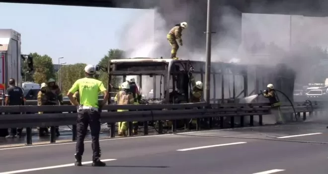 Metrobüs alev alev yandı
