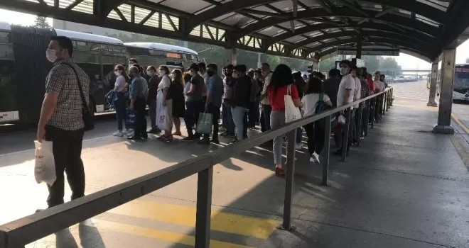 Metrobüs durağında endişe oluşturan görüntüler
